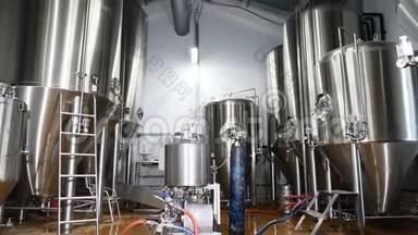 啤酒厂生产啤酒钢库和管道。 啤酒生产线设备分阶段生产